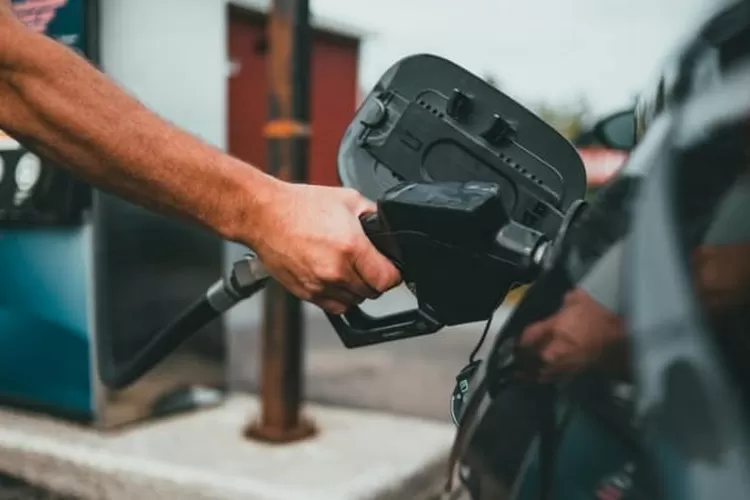 Mobil sedang mengisi bensin (Realitasonline.id - pexels-Erik Mclean)