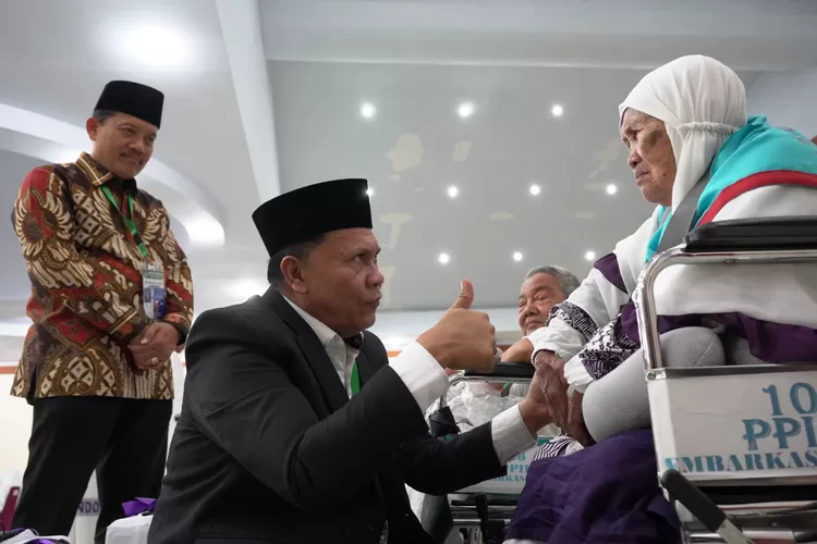 Ketua PPIH Embarkasi Medan Ahmad Qosbi memberi bimbingan dan semangat kepada seorang Calhaj Kloter 22, Rabu (28/5/2025).