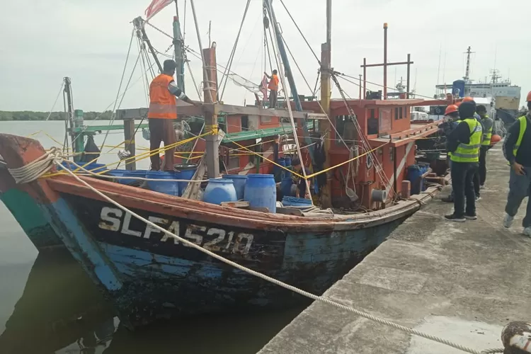 Kementerian Kelautan dan Perikanan (KKP) tangkap kapal berbendera Malaysia