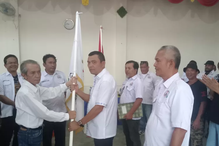 Ketua Tornado'S Club Tarutung Lundu Lumbantobing didampingi pengurus menerima pataka dari penasehat  (Realitasonline.id/Marudut)