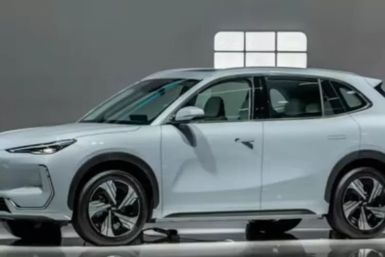 Geely Coolray 2025 resmi diperkenalkan di Indonesia sebagai SUV kompak dengan desain futuristik dan teknologi canggih. (Tangkapan Layar YouTube O Blitz)