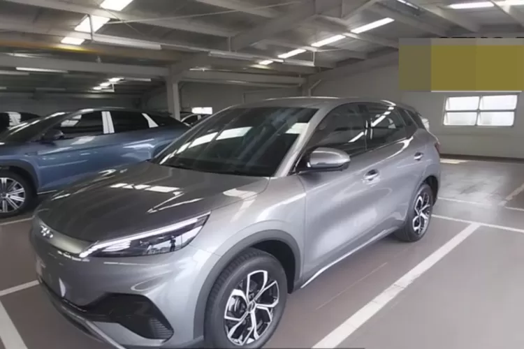 BYD telah resmi meluncurkan Atto 3 Facelift 2025 dengan sejumlah pembaruan signifikan, termasuk penurunan harga yang menarik perhatian. (Tangkapan Layar YouTube  Seno BYD Pondok Indah)