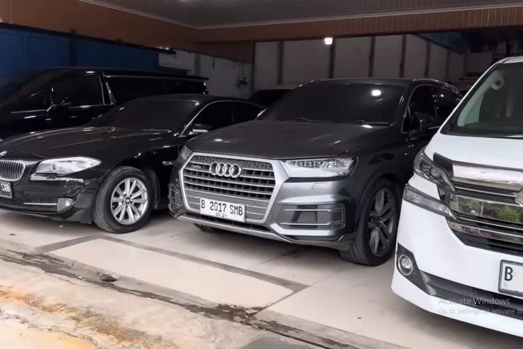 Mercedes-Benz B 200 adalah hatchback premium kompak yang menawarkan kenyamanan dan performa khas Eropa. (Tangkapan Layar YouTube  Arjuna Motor)