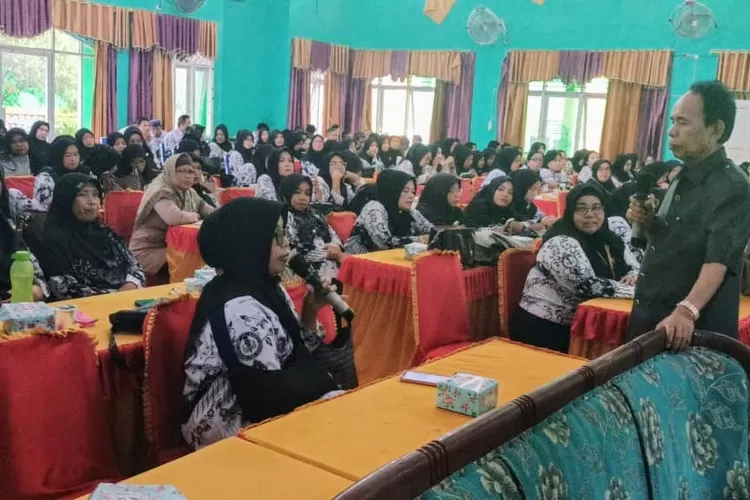 Ketua Dewan Pendidikan Kota Padangsidimpuan Nggelem Ginting memberi paparan tentang Peran Kepala Sekolah Dalam Penguatan Pendidikan Karakter', pada Sosialisasi Inovasi Pelayanan Publik pada Satuan Pendidikan Tingkat SD Se Kota Padangsidimpuan Tahun 2025, yang diselenggarakan oleh Dinas Pendidikan Ko