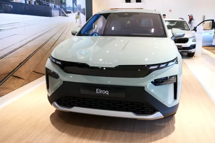 Skoda Elroq 2025 adalah SUV listrik kompak terbaru dari Skoda yang dirancang untuk menjadi pilihan ideal bagi keluarga modern yang ingin beralih ke kendaraan listrik tanpa mengorbankan kenyamanan, teknologi, atau efisiensi. (Tangkapan Layar YouTube SuperCars-world)