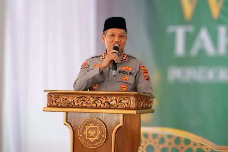 Kapolres Padangsidimpuan AKBP Wira Prayatna, menghadiri wisuda Tahfizh Ke-VI yang berlangsung khidmat di kompleks pesantren, Desa Batang Bahal, Kecamatan Padangsudimpuan Batunadua, Kota Padangsidimpuan, Senin (26/5/2025).(Realitasonline.id - RI)