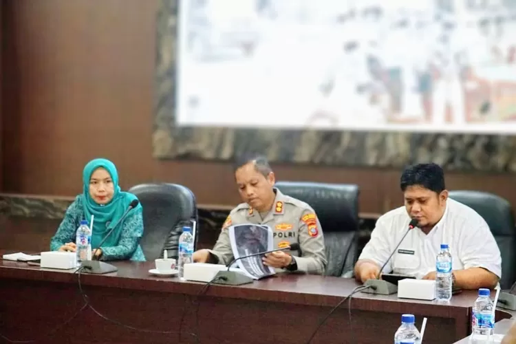 Kapolres Padangsidimpuan AKBP Wira Prayatna, saat memimpin rapat pembentukan Satgas Peduli Perempuan dan Anak di Aula Kantor Wali Kota Padangsidimpuan, Jalan Merdeka, Kelurahan Wek II, Kecamatan Padangsidimpuan Utara, Kota Padangsidimpuan, Rabu (28/5/2025). (Realitasonline.id - RI)