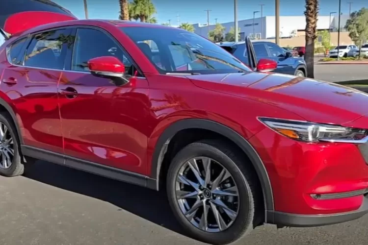 Mazda CX-5 Signature AWD adalah varian tertinggi dari lini SUV kompak CX-5, yang menawarkan kombinasi antara performa, kenyamanan, dan fitur premium. (Tangkapan Layar YouTube  Findlay Honda Henderson Video Inventory)