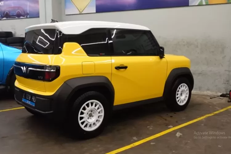 Bayangin mobil mungil dan futuristik asal Vietnam, VinFast VF3, yang udah kece dengan warna cerah Summer Yellow, sekarang dipasangin velg keren dari JF Luxury Speedline Corse. (Tangkapan Layar YouTube Evan Guy's)