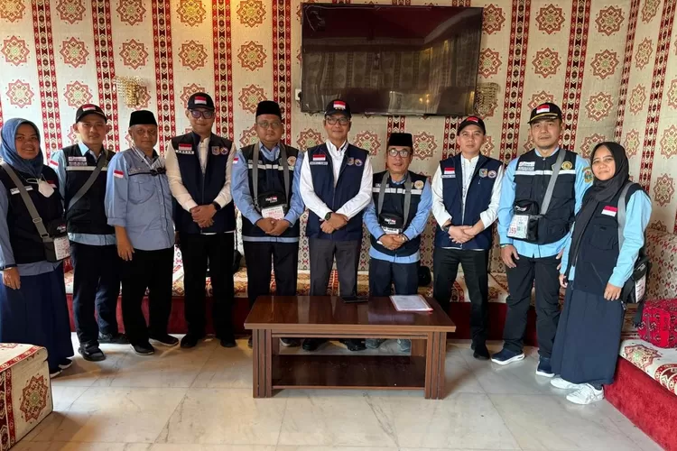 Tim Pengawas Haji dipimpin Komjen Pol Makhruzi Rahman mengunjungi jemaah haji Kloter 22 KNO di Makkah, Minggu (1/6/2025).