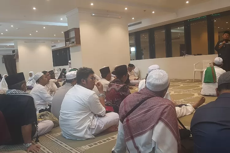 Ketua Kloter 09 Muhammad Lukman Hakim melakukan sosialisasi perjalanan i Adah haji di Atmuzna di Makkah, Sabtu (31/5/2025).