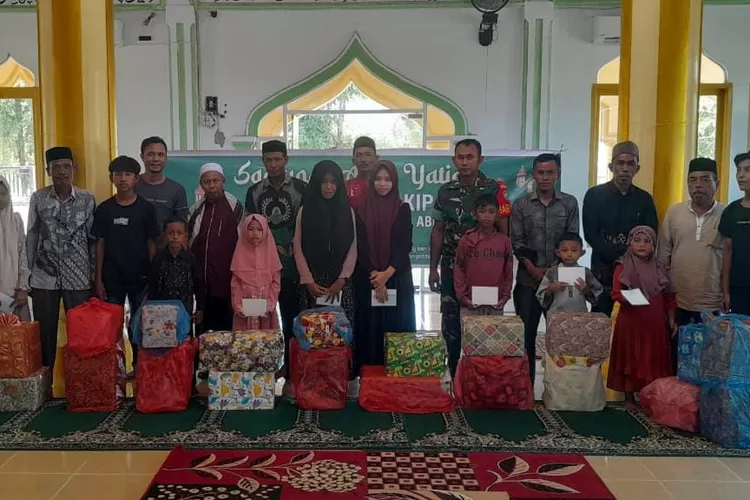Belasan anak yatim dan piatu menerima santunan yang digagas pemerintah desa Drien Kipah dan warga setempat yang berlangsung di Mesjid Raudhatul Mukmin, Minggu (1/6/2025) kemaren.