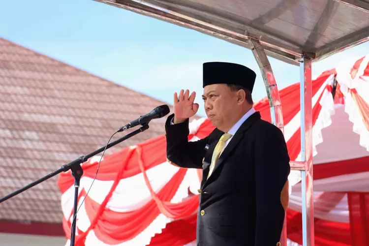 Wakil Bupati Tapsel, Jafar Syahbuddin Ritonga, bertindak sebagai Inspektur Upacara pada peringatan Hari Lahir Pancasila di Lapangan Parade Kantor Bupati Tapsel, Sipirok, Senin (2/6/2025). (Realitasonline.id - RI)