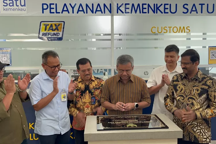 Wakil Menteri Keuangan Suahasil Nazara hadir langsung untuk meresmikan layanan yang terletak di area check-in keberangkatan tersebut. 