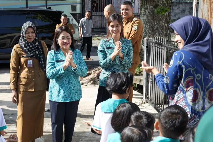 Ketua TP PKK Kota Pematangsiantar Liswati Sinaga disambut anak PAUD SAB Kahean (Realitasonline.id - RH)