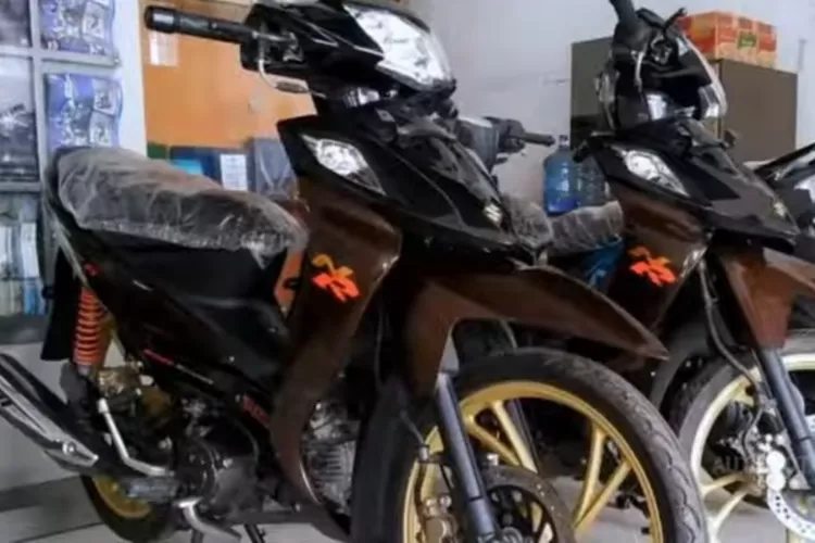 Suzuki Shogun 125 kembali menghadirkan motor bebek legendaris dengan peluncuran New Shogun 125 2024, yang kini tersedia dalam dua varian: versi manual dan versi matik (Shogun 125 SP Matic). (Tangkapan Layar YouTube Automotive Star)