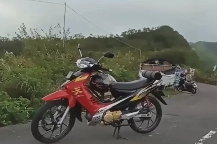 Suzuki Shogun adalah salah satu motor bebek legendaris dari Suzuki yang menjadi simbol kejayaan motor bebek di Indonesia pada era 1990-an hingga awal 2000-an. (Tangkapan Layar YouTube FUSE BOX MOTO)