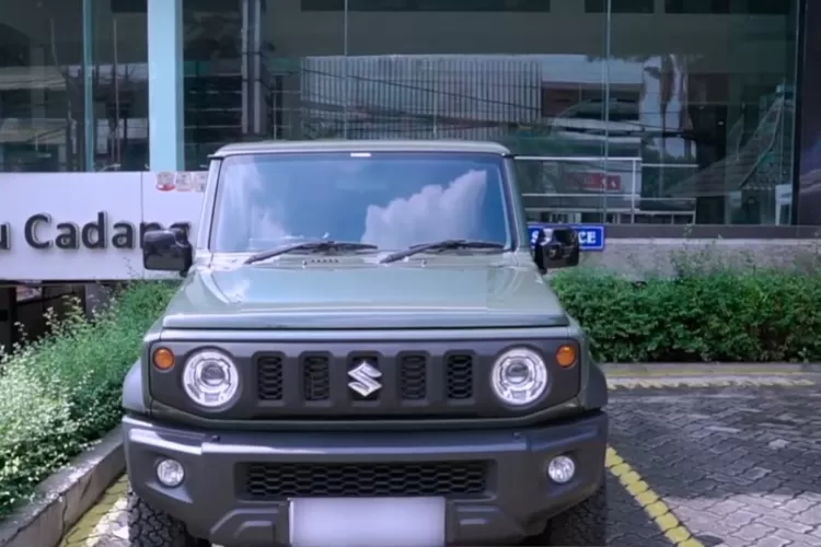 Suzuki Jimny dikenal sebagai SUV legendaris dengan harga Rp 460&ndash;490 jutaan OTR di Indonesia (Tangkapan Layar YouTube OTOSHOPER)