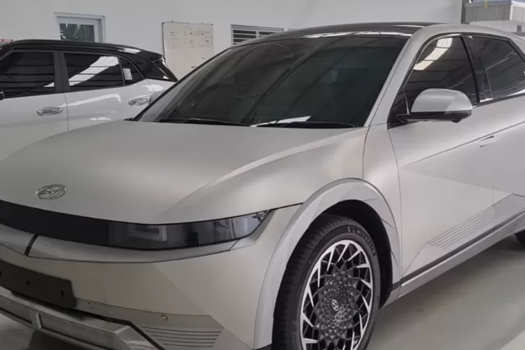 Hyundai Ioniq 5 merupakan mobil listrik premium yang sebelumnya dijual di kisaran Rp 700&ndash;900 jutaan, tergantung varian. (Tangkapan Layar YouTube  OTOSHOPER)