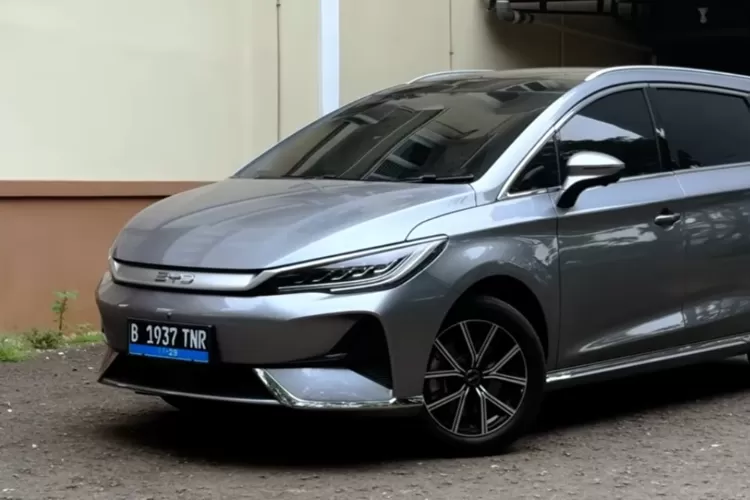 bahwa banyak konsumen mulai melirik dan memilih BYD M6 karena beberapa keunggulan yang membuatnya menonjol di segmen MPV listrik atau hybrid terjangkau. (Tangkapan Layar YouTube AutonetMagz)