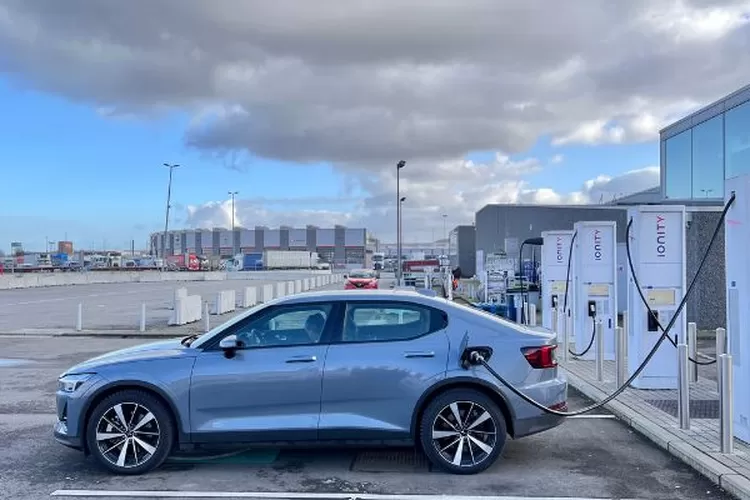 Mobil listrik yang baik kondisinya (Realitasonline.id - Canva)