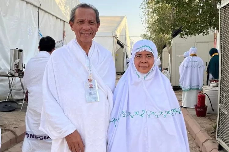 Khairunnida bersama suami di tenda Mina, sempat terpisah usai melontar jumarat. Kini bersyukur dapat melaksanakan rangkaian ibadah haji dengan penuh kesabaran.