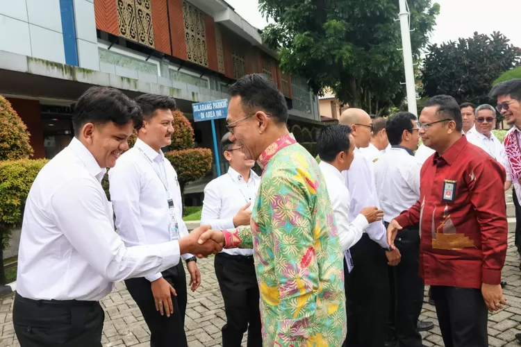 Bupati Tapsel H. Gus Irawan Pasaribu beri ucapan selamat kepada peserta pelatihan Probity Audit bagi para pegawai Inspektorat Kabupaten Tapsel di Kantor Balai Diklat PKN Medan, Selasa (10/6/2025). (Realitasonline.id - Ist)