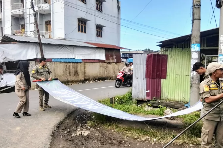 Personil Satpol PP Kota Padangsidimpuan melaksanakan giat rutin penanganan dan pengawasan terhadap pelanggaran Perda di sejumlah wilayah Kota Padangsidimpuan, Rabu (11/6/2025).(Realitasonline.id - RI)