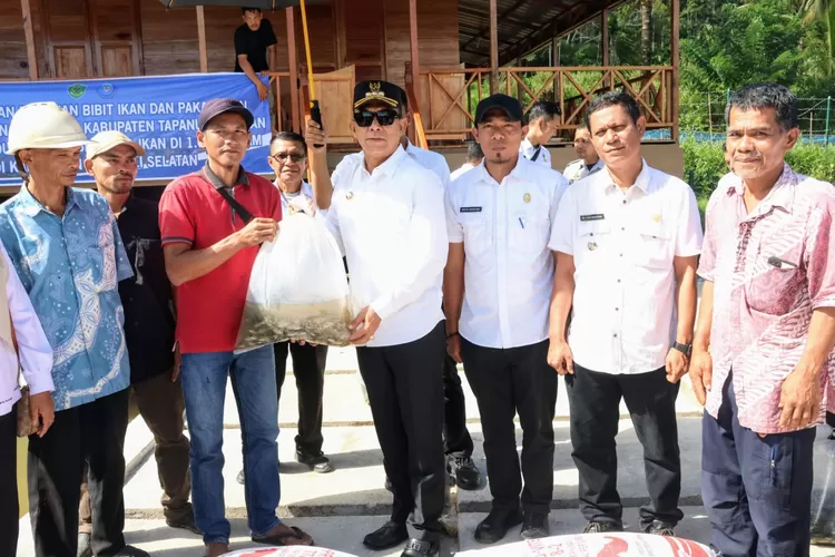Bupati Tapsel, Gus Irawan Pasaribu, menyerahkan bantuan bibit dan pakan ikan di Kecamatan Angkola Barat, Kabupaten Tapsel, Rabu (11/6/2025). (Realitasonline.id - RI)