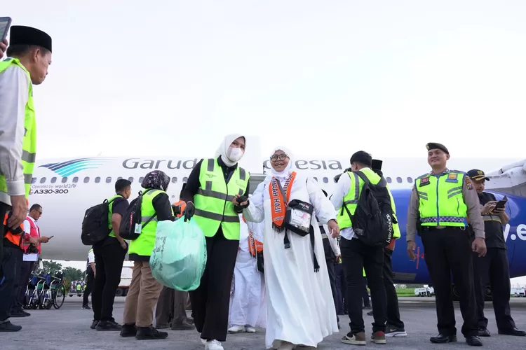 Jemaah haji Kloter 1 Debarkasi Medan asal Padangsidimpuan Sumatera Utara tiba di Tanah Air dengan selamat tepat pukul 18.00 WIB, Kamis (12/6/2025).