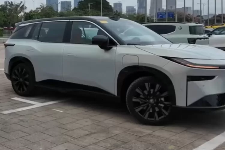 Peluncuran bZ3X memperlihatkan bahwa strategi Toyota menggabungkan harga kompetitif, teknologi lokal, dan fitur premium sangat menarik bagi konsumen China. (Tangkapan Layar YouTube B Otomotif)