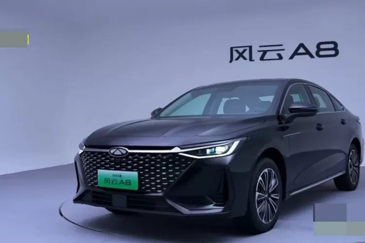 Chery belum resmi membawa model ini ke Indonesia, namun globalnya mobil ini sudah cukup menarik sering disebut sebagai &ldquo;sedan hybrid 1.400 km&rdquo; seharga 180 jutaan (kurang lebih dari US$16.700 di Cina). (Tangkapan Layar YouTube  B Otomotif)
