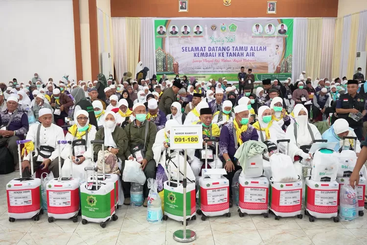 Jemaah haji Kloter 2 Tiba di Asrama Haji Medan, Jumat (13/6/2025) malam.