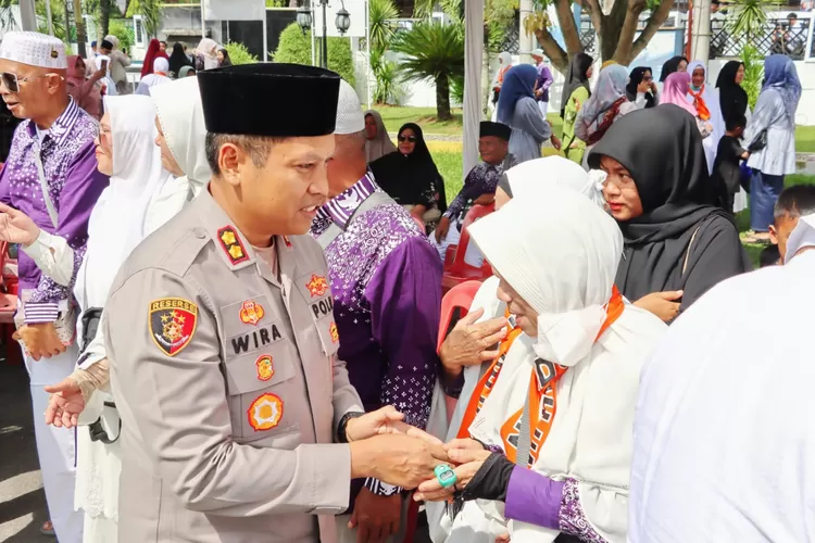 Kapolres Padangsidimpuan AKBP. Wira Prayatna turut menyambut kepulangan Jamaah Haji Kloter pertama tahun 2025 asal Kota Padangsidimpuan, di halaman Kantor Wali Kota Padangsidimpuan, Jumat (13/6/2025).(Realitasonline.id - RI)