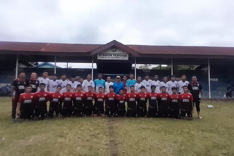 Para pengurus Askab PSSI Abdya di stadion Persada Blangpidie sebagai salah satu lapangan sepak bola pada ajang Pra Pora tahun 2025.