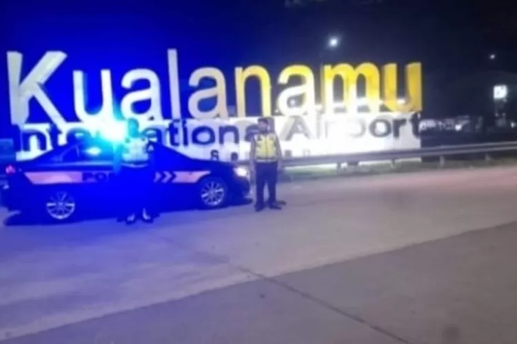 Personil Polresta Deli Serdang melakukan penjagaan didepan jalan menuju Kuala namu