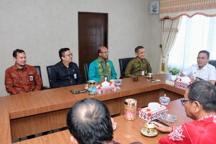 Pemkab Tapsel melalui Bagian Perekonomian Setdakab Tapsel bersama OJK, LPS. dan BEI resmi meluncurkan program unggulan bertajuk, 'Sumut Smart Investor', dalam rangka mendukung percepatan inklusi dan literasi keuangan di daerah, melalui pertemuan resmi di ruang rapat Bupati Tapsel, Sipirok, Kamis (12