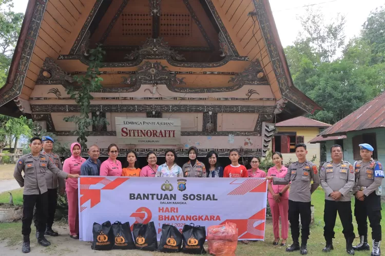 Polres Samosir Salurkan Bansos