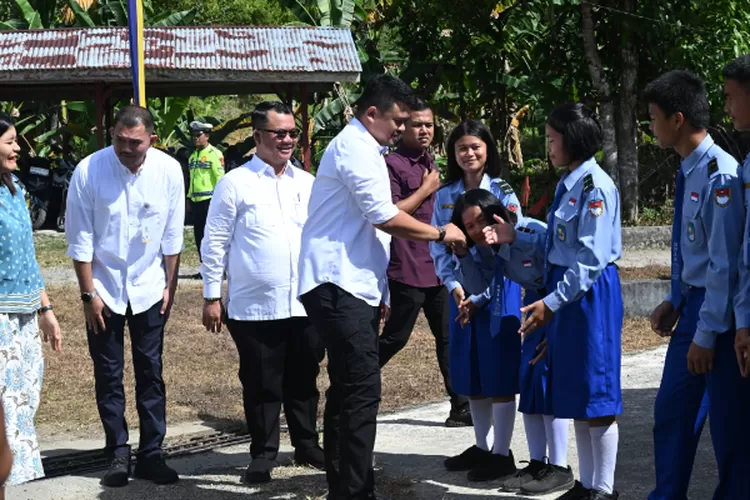 Gubernur Sumut Bobby Nasution didampingi Ketua TP PKK Sumut Kahiyang Ayu menghadiri acara Penyerahan Aset Lahan SMA Negeri Unggulan Sukma Nias dari Pemko Gunungsitoli kepada Pemprov Sumut di SMA Negeri Sukma, Gunungsitoli, Sabtu (14/6/2025).