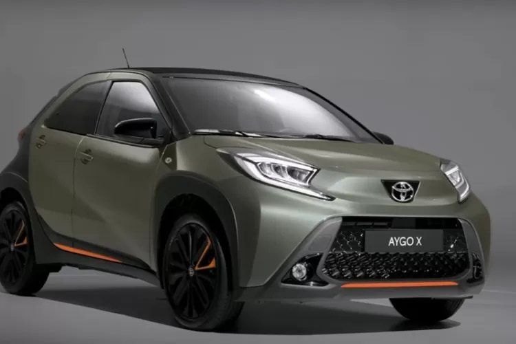 perbandingan desain Toyota Aygo X Hybrid 2026 dengan Toyota Aygo X lama (2022&ndash;2025): (Tangkapan Layar YouTube CAR CHANNEL)