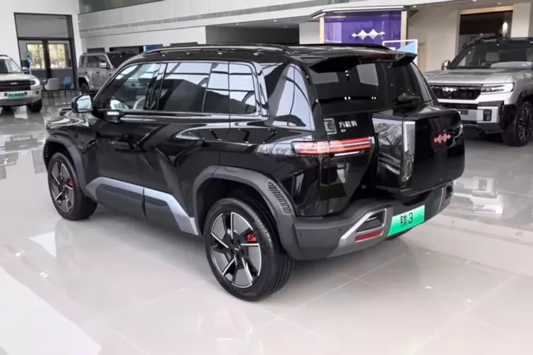 BYD Leopard 3 / Titanium 3 adalah SUV listrik tangguh dan besar yang menawarkan pengalaman berkendara cepat dan mewah. (Tangkapan Layar YouTube Ardhi Mobi)