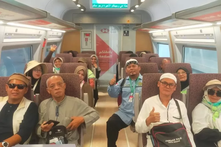 Jemaah Kloter 9 KNO nikmati perjalan ke Jeddah dengan kereta api cepat, Minggu (15/6/2025).