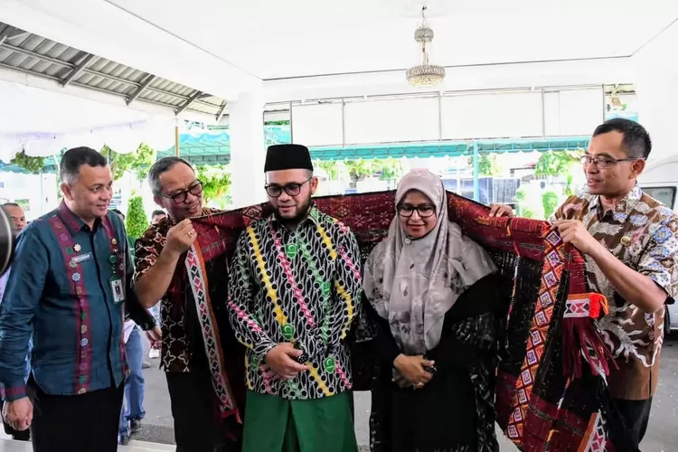 Anggota DPD RI Dedy Iskandar Batubara, bersama istri diulosi pejabat Pemko, saat lakukan kunjungan kerja ke Kota Padangsidimpuan, Kamis (12/6/2025).(Realitasonline.id - RI)