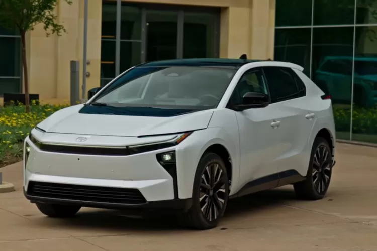 Toyota akhirnya kembali dengan C‑HR dengan versi SUV listrik baru yang jauh lebih segar dan modern. (Tangkapan Layar YouTube InsideEVs)