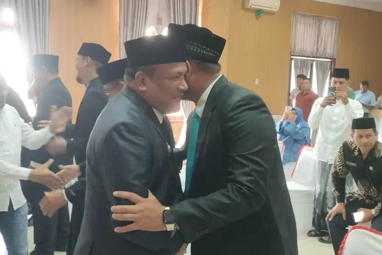 Bupati Bireuen H Mukhlis (kiri) ketika memberikan selamat kepada Rizki Dasilva.