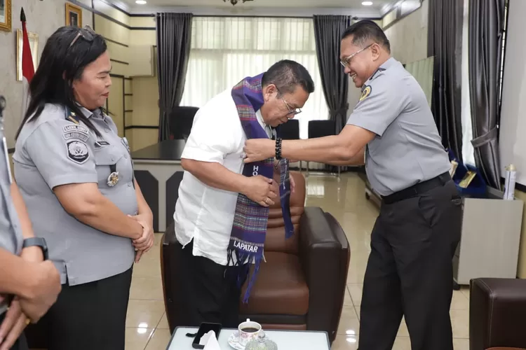 Davy Bartian memberikan cenderamata kepada Wesly, tingkatkan sinergitas Pemko dan Lapas Pematangsiantar.(Realitasonline.id - RH)