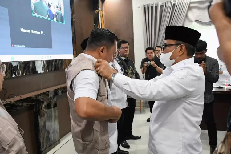 Wali Kota Padangsidimpuan Letnan Dalimunthe memakaikan rompi Satgas pada peluncurkan Satgas Terpadu Peduli Perempuan dan Anak, di Aula Utama Kantor Wali Kota Padangsidimpuan, Rabu (18/6/2025).(Realitasonline.id - RI)
