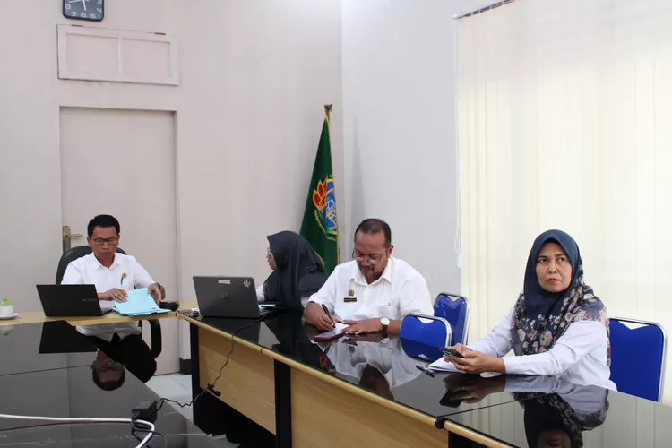 Kepala Kantah Kota Padangsidimpuan, Daniel Sepdiares Sagala, mengikuti rspat melalui zoom meeting, untuk menindaklanjuti hasil pemeriksaan dari Inspektorat Jenderal Kementerian ATR/BPN. (Realitasonline.id - Ist)