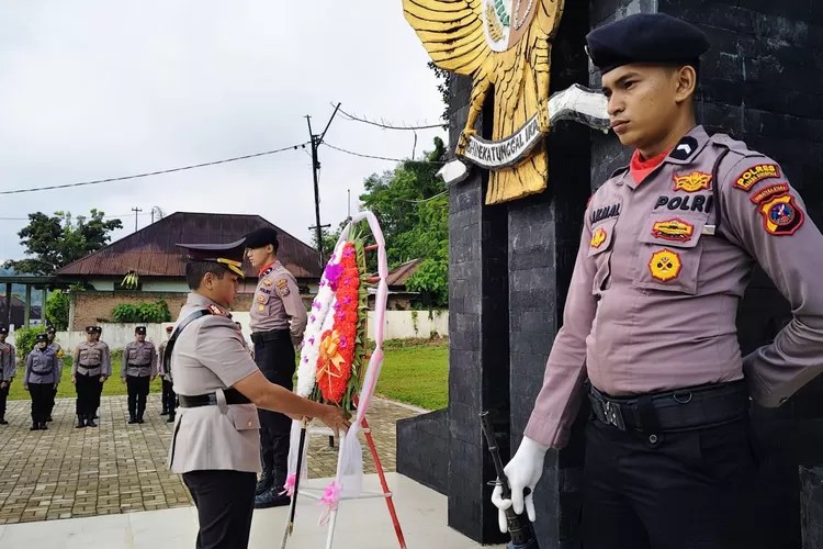 Kapolres Padangsidimpuan AKBP Wira Prayatna, letakkan karangan bunga di tugu makam pada upacara ziarah rombongan yang berlangsung khidmat di Taman Makam Bahagia, Jalan Yos Sudarso, Kelurahan Ujung Padang, Kecamatan Padangsidimpuan Selatan, Kota Padangsidimpuan, Senin (23/6/2025).(Realitasonline.id -