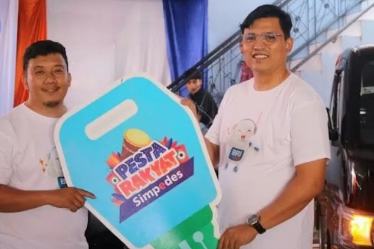 Pimcab BRI Padangsidimpuan, Teuku Zulham diwakili Pjs Pimcab Fachrizzu, menyerahkan simbolis kunci mobil sebagai hadiah utama, kepada Ikin Sadikin, nasabah BRI Unit Thamrin Padangsidimpuan, pada pemarikan undian Panen Hadiah Simpedes yang digelar BRI Cabang Padangsidimpuan, Sabtu (21/6/2025).  (Realitasonline.id - RI))